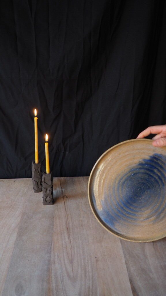plato arena y azul