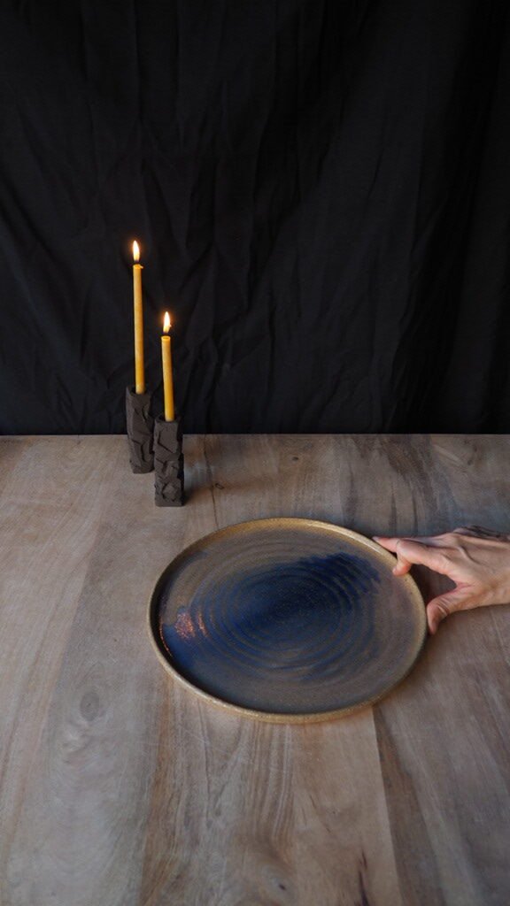 plato arena y azul