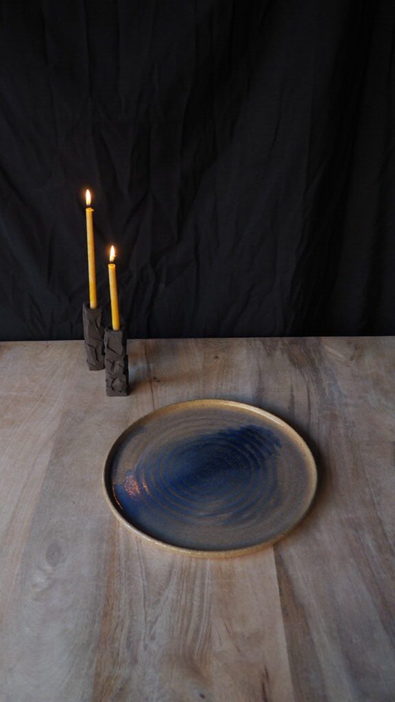 plato arena y azul