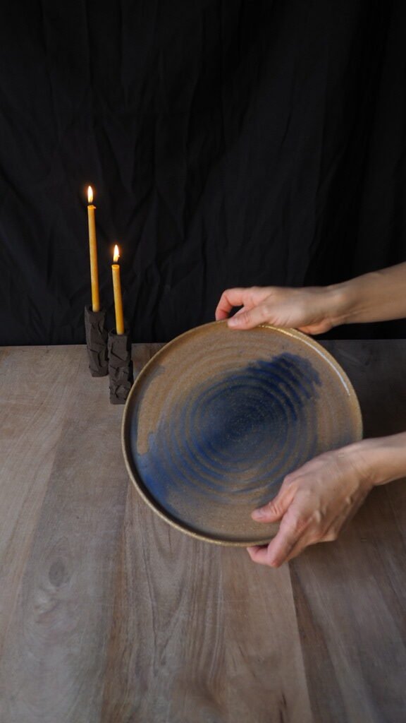 plato arena y azul