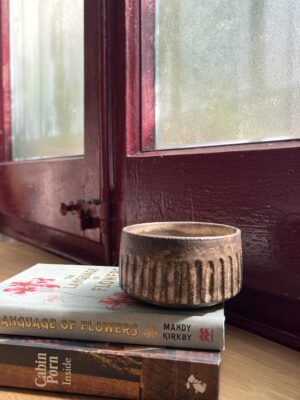 vaso facetado oscuro y crema